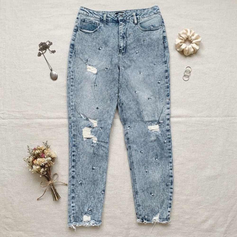 Material Girl Daisy Embroidered Distressed Mom Jeans Light Acid Wash Size 13